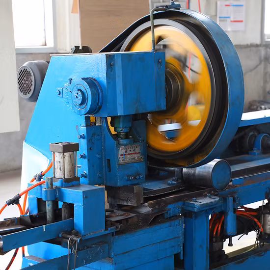 Machine de moulage de poinçonnage CNC pour bride en acier