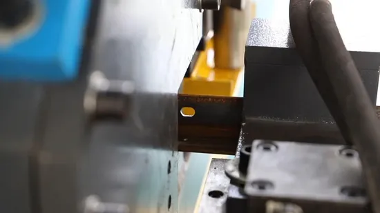 Conduit en acier au carbone faisant la ligne de production de bride en acier d'angle CNC